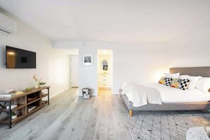 Iron/ironing board, travel cot, WiFi, bed sheets - Walk to Beach! Sunny Carlsbad Studio w/ Parking (Carlsbad)