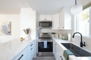 Een koelkast, een magnetron, een oven, een kookplaat