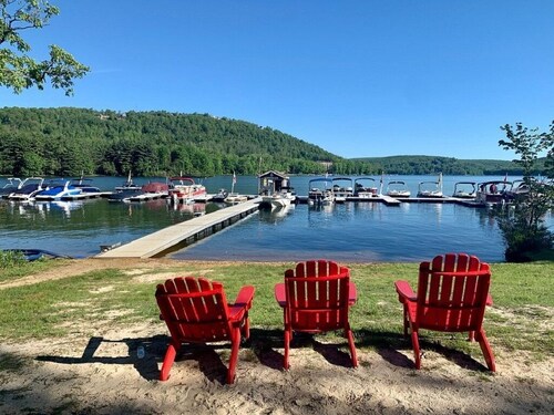 Cozy 2-Bedroom Log Cabin w/Hot Tub & Fireplace — Ski at Wisp & walk to the lake