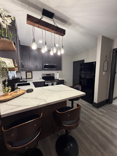 Cozy 1-bedroom apartment in beautiful Brownsville with AC