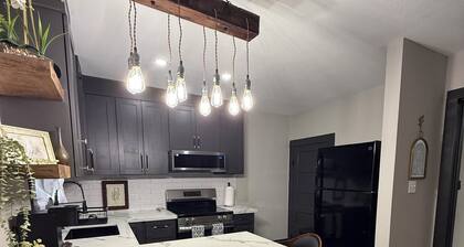 Cozy 1-bedroom apartment in beautiful Brownsville with AC