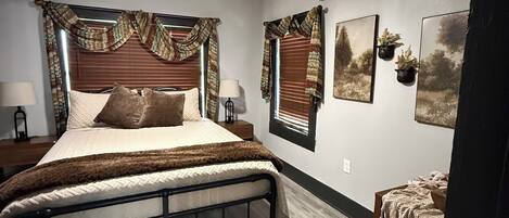 1 dormitori, planxa i posts de planxar i un bressol de viatge