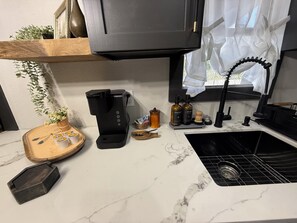 Kjøleskap, mikrobølgeovn, ovn og kokeplater