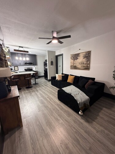Cozy 1-bedroom apartment in beautiful Brownsville with AC