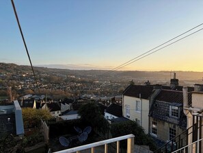 Property grounds - 2 bed flat with balcony in Bath (Bath)