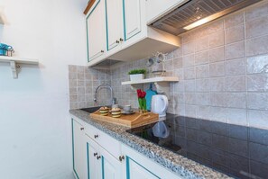 Een koelkast, een kookplaat, een koffiezetapparaat/waterkoker
