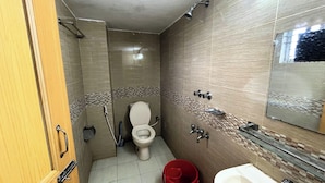 Deluxe Double Room, City View | Bilik Mandi | Tab mandi, kelengkapan dandanan diri percuma, selipar, tuala disediakan 