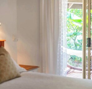 WiFi, bed sheets - Tropical escape! Minutes to beaches, boat harbour, cafes, restaurants and bars. (Yamba)