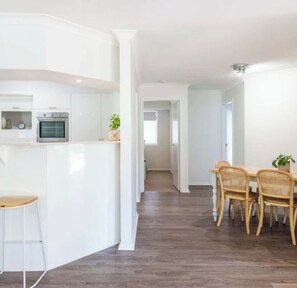 Dining - Tropical escape! Minutes to beaches, boat harbour, cafes, restaurants and bars. (Yamba)