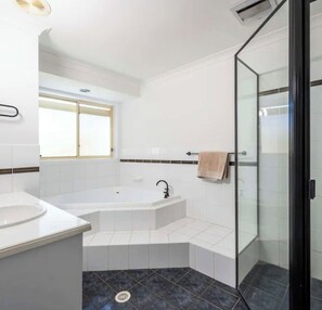 Shower, hair dryer, towels, soap - Tropical escape! Minutes to beaches, boat harbour, cafes, restaurants and bars. (Yamba)
