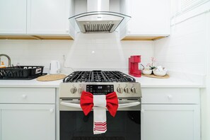 Køleskab, mikrobølgeovn, ovn, kogeplade