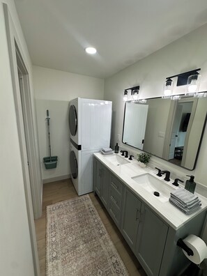 Hårføner, håndklær, såpe og toalettpapir