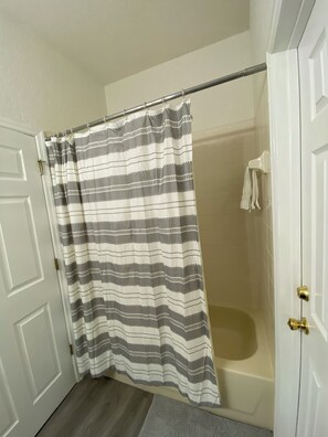 Hair dryer, towels, soap, toilet paper - Charming 1-bedroom studio with AC in pleasant Davenport (Davenport)