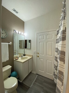 Hair dryer, towels, soap, toilet paper - Charming 1-bedroom studio with AC in pleasant Davenport (Davenport)