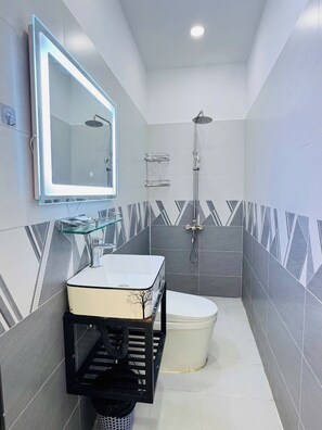 Dusche, Haartrockner, Bidet, Handtücher