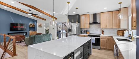 Refrigerador, microondas, horno y parrilla de estufa