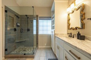 Shower, hair dryer, towels, soap - Suburban Retreat Central to Dallas, Plano & Frisco (Dallas)