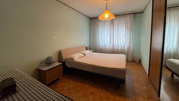 4 bedrooms, bed sheets