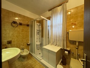 Bathroom - Zoncolan Mountain Lodge Ride & Ski (Paluzza)