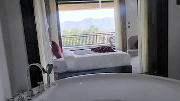 Luxury Suite, Balcony, Mountain View | Private spa tub