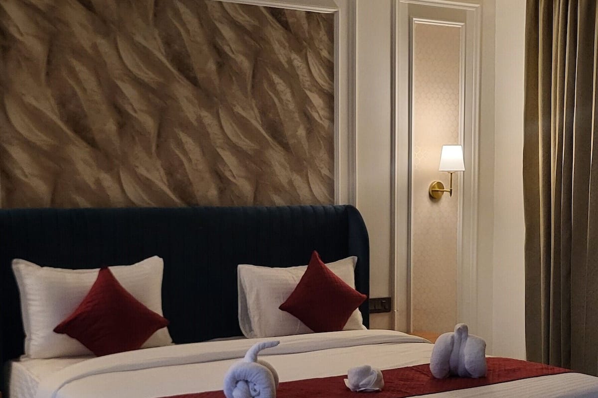 Escritorio, espacio para trabajar con laptop y wifi gratis