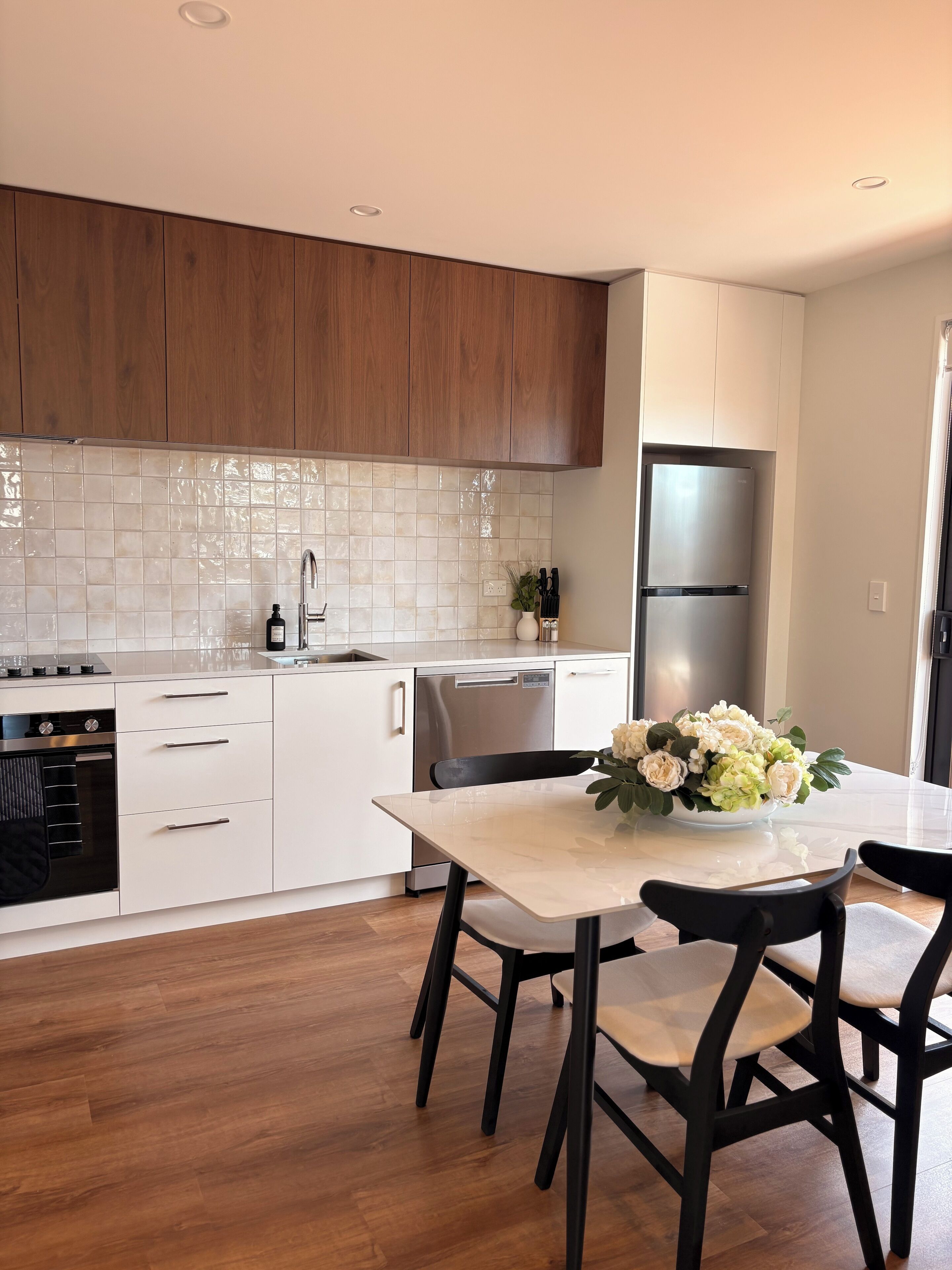 Microondas, horno, placa de cocina y lavavajillas