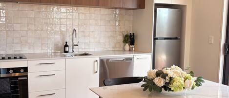 Microondas, horno, placa de cocina y lavavajillas