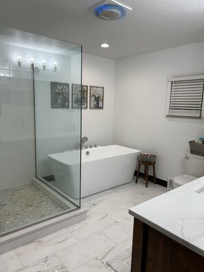 Ducha, bañera de hidromasaje, secador de pelo, toallas