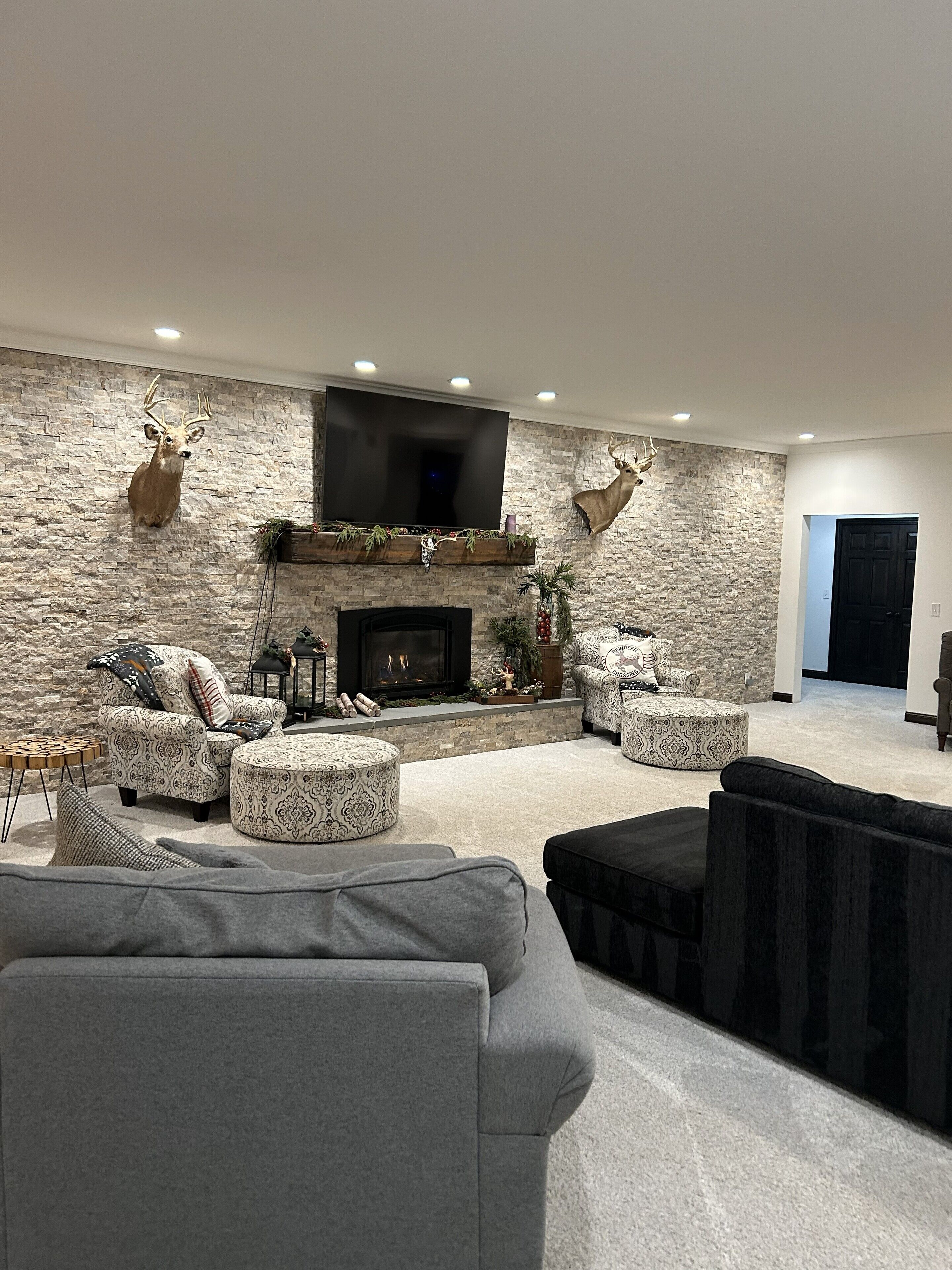 Smart-TV, Kamin, Bücher, Computerbildschirme