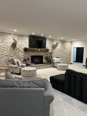 Älytelevisio, takka, kirjoja, tietokoneen näyttö