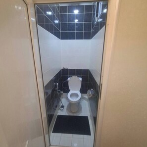 Haartrockner, Handtücher, Seife, Toilettenpapier