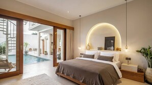 Quarto moderno com uma cama grande, vista para a piscina e escada que leva a uma área externa.