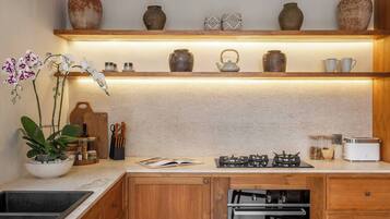 Kjøleskap, mikrobølgeovn, ovn og kokeplater