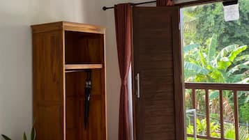 Deluxe Room, Garden View | Room amenity