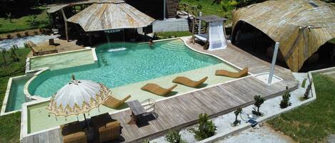 Una piscina al aire libre