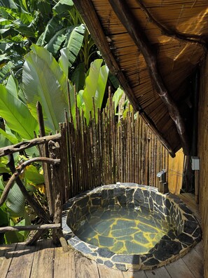 Bañera de hidromasaje al aire libre