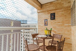 Outdoor dining - Apartment in Santos, 2 bedrooms, brand new, decorated, pet friendly - Aloha 181. (Santos)