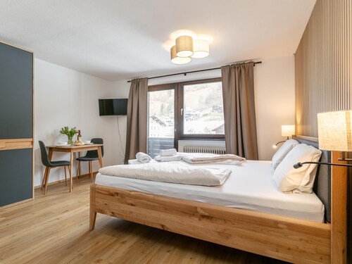 Central holiday apartment with ski access