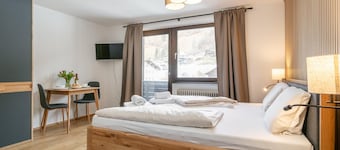Central holiday apartment with ski access