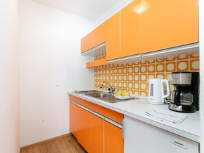 Réfrigérateur, plaque de cuisson, cafetière/bouilloire, chaise haute