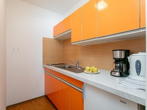 Frigorifero, piano cottura, macchina per tè/caffè, seggiolone