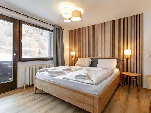 Central holiday apartment with ski access