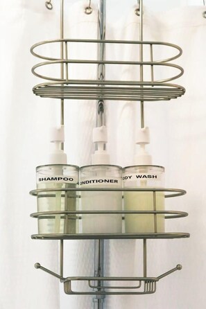 Sèche-cheveux, serviettes fournies, savon, shampoing