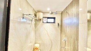 Een douche, een regendouche, gratis toiletartikelen, een bidet