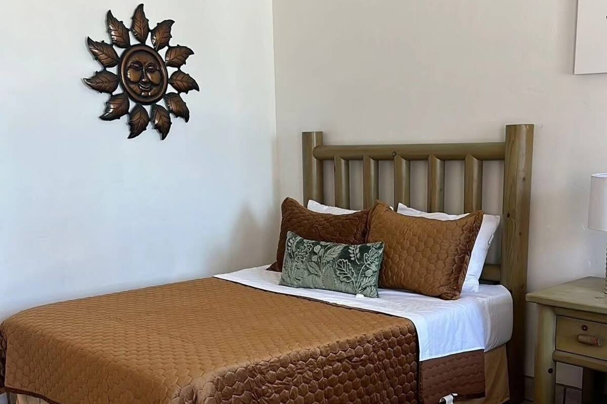 Quarto casal básico, vista para o jardim | Wi-Fi de cortesia, roupa de cama
