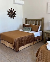 Quarto casal básico, vista para o jardim | Wi-Fi de cortesia, roupa de cama