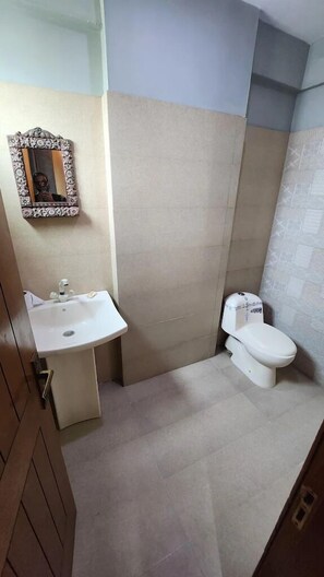 Deluxe Double Room, City View | Bathroom - Marigold Accomodation  (Karachi)