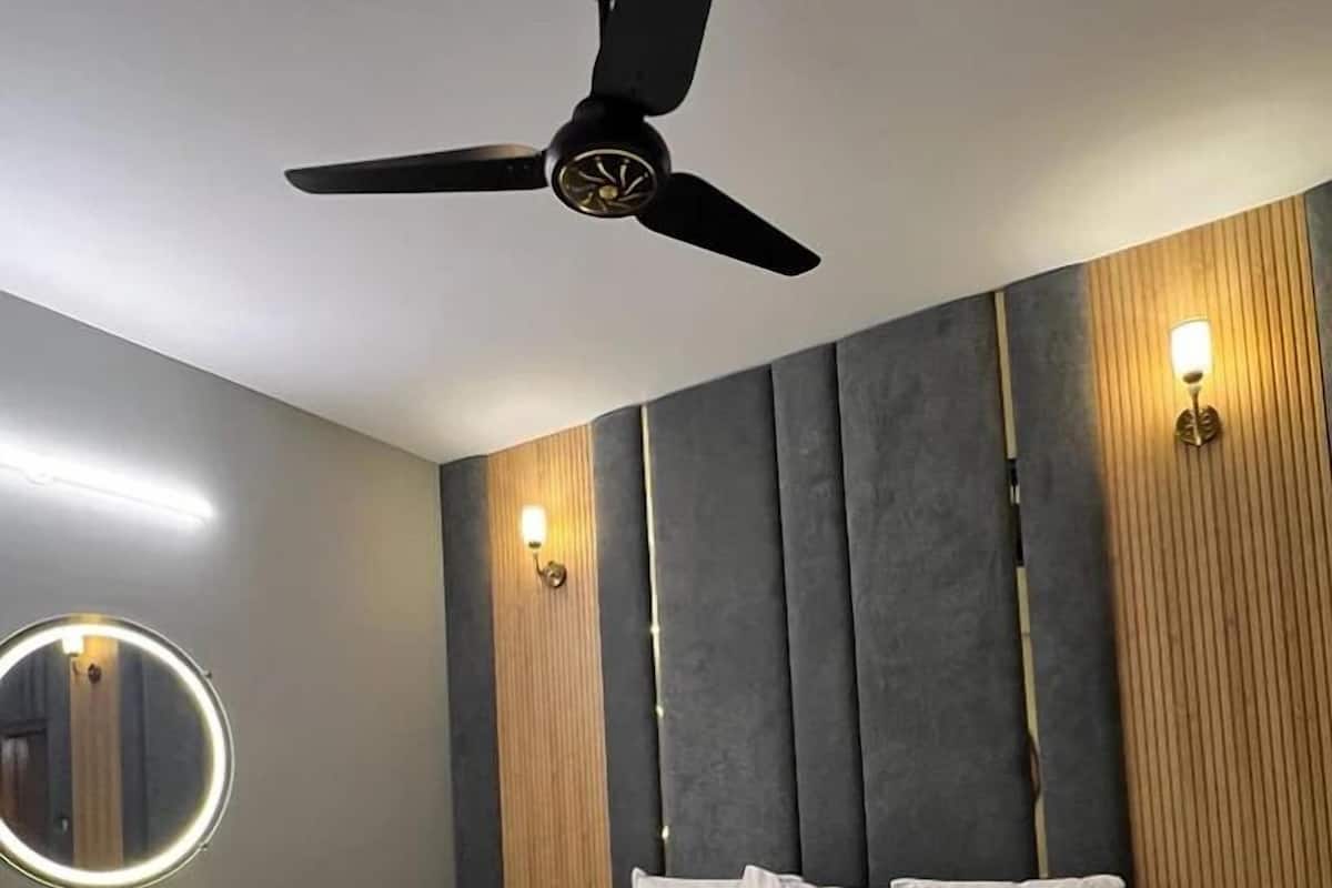 Quarto casal luxo, vista para a cidade | Quartos à prova de som, ferros/tábuas de passar roupa, Wi-Fi de cortesia