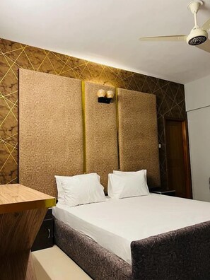 Deluxe Double Room, City View | Soundproofing, iron/ironing board, free WiFi - Marigold Accomodation  (Karachi)