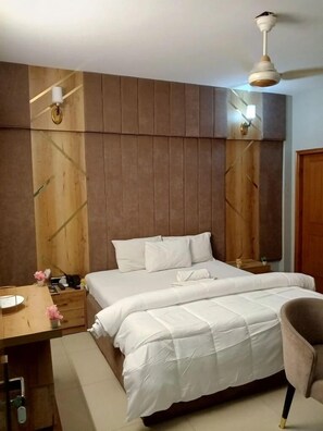 Quarto casal luxo, vista para a cidade | Quartos à prova de som, ferros/tábuas de passar roupa, Wi-Fi de cortesia